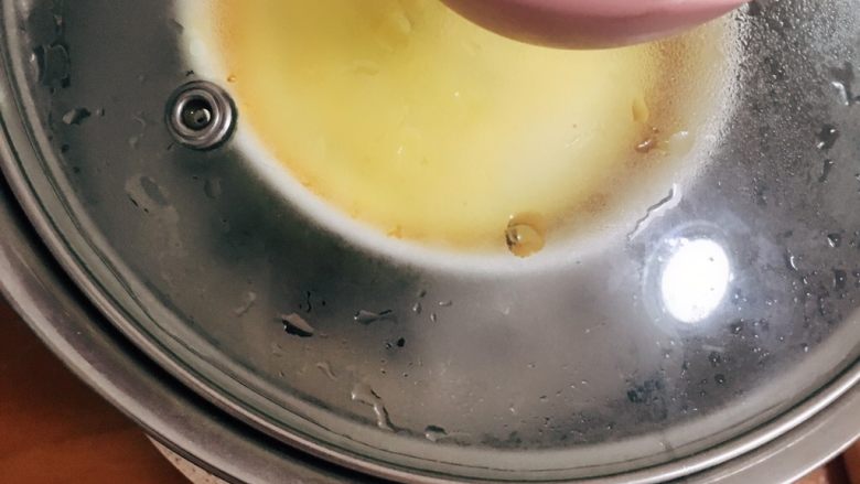 橙子蒸蛋,放入蒸锅 中蒸15～20分钟