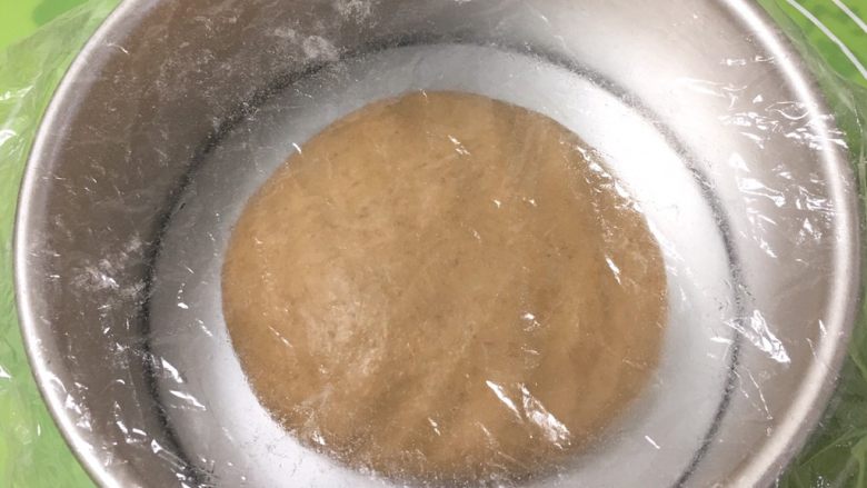 咖啡全麦面包,整理一下,滚圆放入模具,盖上保鲜膜。