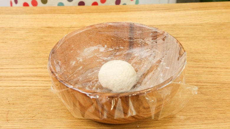 番茄面片12m+:酸甜开胃又营养!,揉成面团,盖上保鲜膜醒发一会
tips:这一小团就能做出不少面片啦