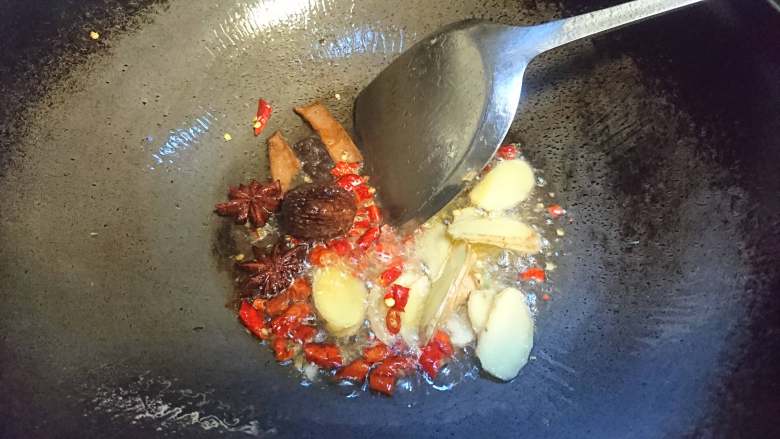 香辣水煮肉片,重新起锅,将配料入油爆香