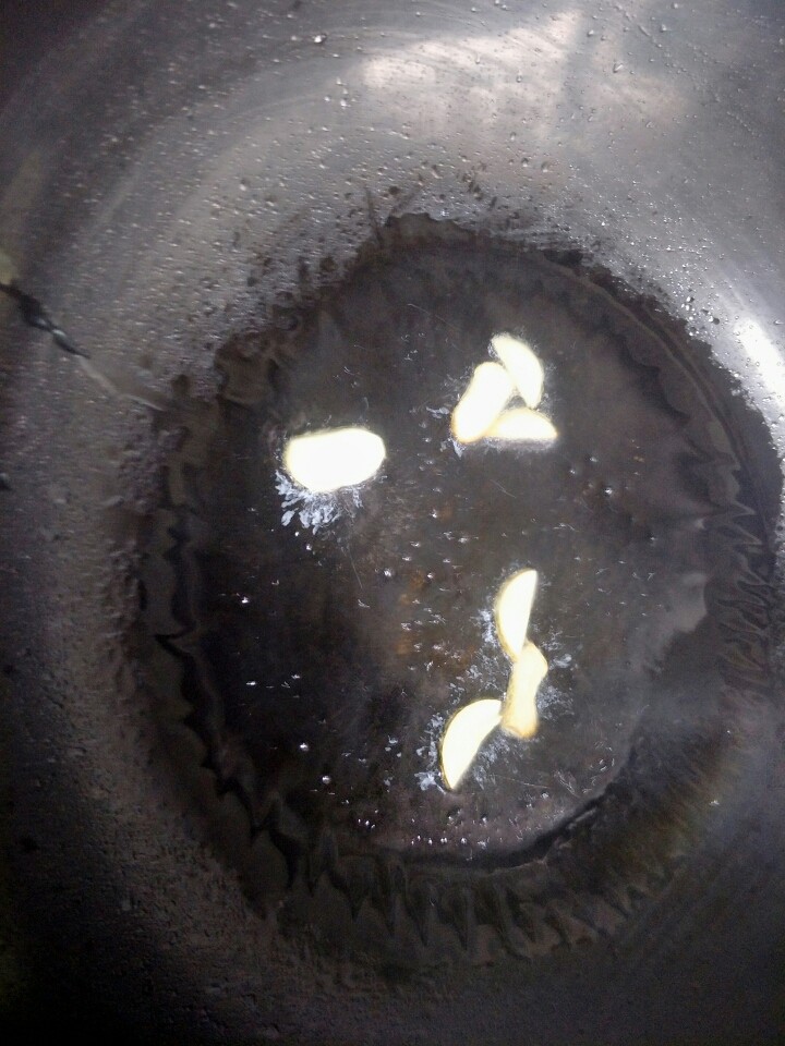 炒青菜,油加热,放入蒜瓣爆香