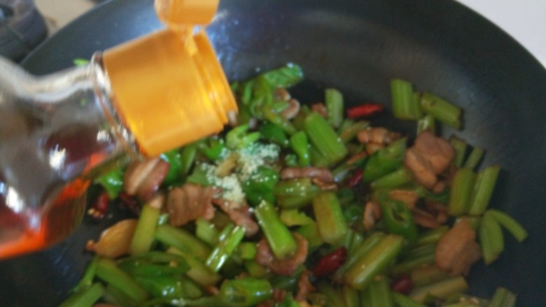 新文美食 麻辣椒香爆炒西芹,最后加入<a style='color:red;display:inline-block;' href='/shicai/ 756'>鸡精</a>,倒入香油即可出锅。