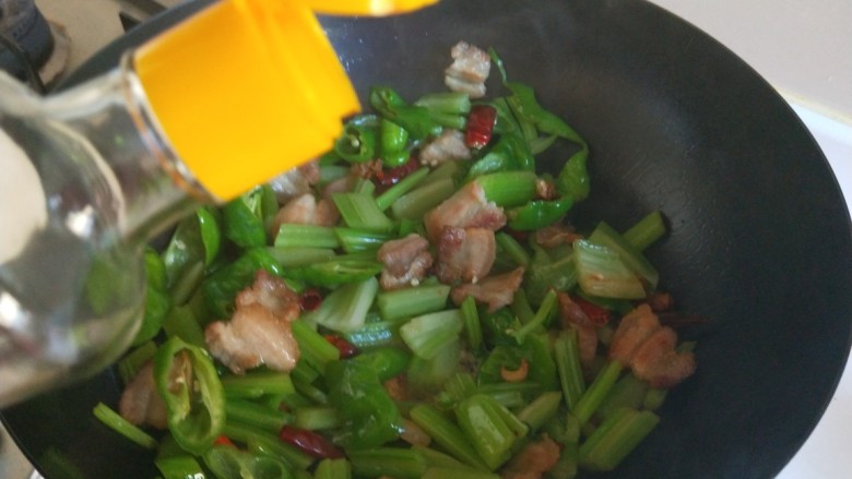 新文美食 麻辣椒香爆炒西芹,加入适量<a style='color:red;display:inline-block;' href='/shicai/ 135284'>美味鲜酱油</a>。