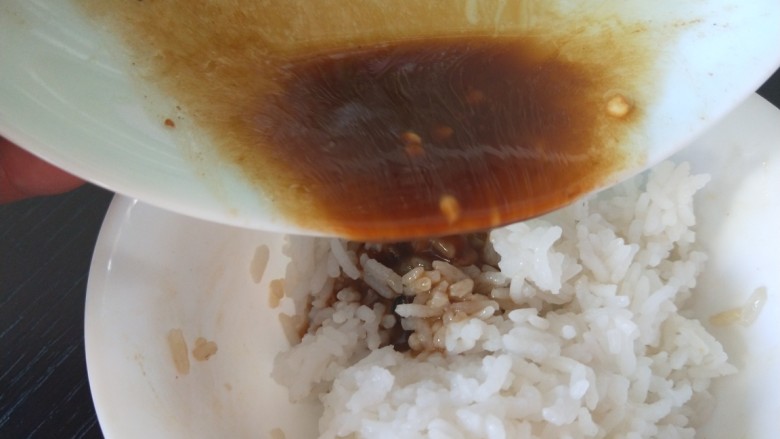 新文美食 麻辣椒香爆炒西芹,有人连菜汤都倒入米饭吃了。