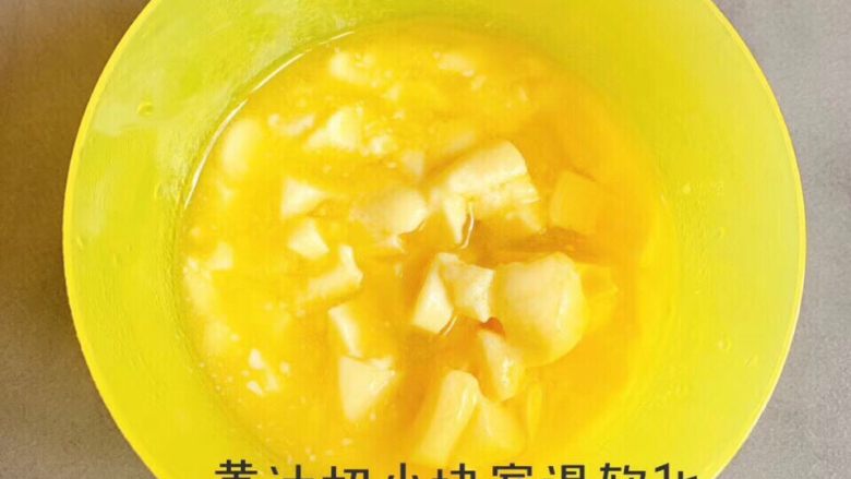 红薯芝麻脆条,黄油切成小块,室温下软化