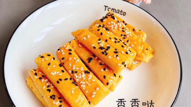 红薯芝麻脆条,烤箱上下火170度,烤30分钟就好啦