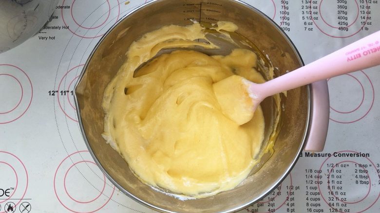 美容养颜、营养健康的南瓜戚风蛋糕,10、翻拌均匀。