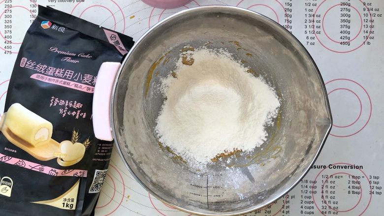 美容养颜、营养健康的南瓜戚风蛋糕,3、筛入蛋糊粉。