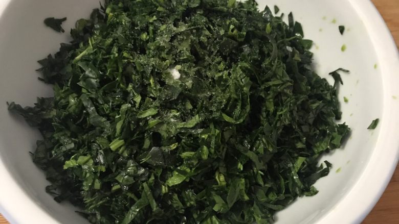 菠菜驴蹄子面,搅拌过后可以感觉到叶子软了,有少许菠菜汁浸出。