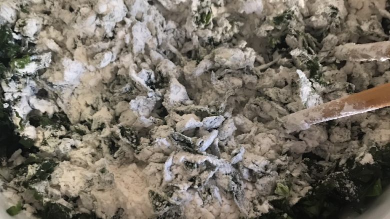 菠菜驴蹄子面,搅拌至这个状态,开始用手揉搓。