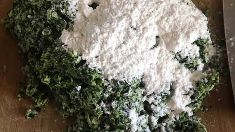 菠菜驴蹄子面,继续加面粉,反复这个动作直至成团不粘手。