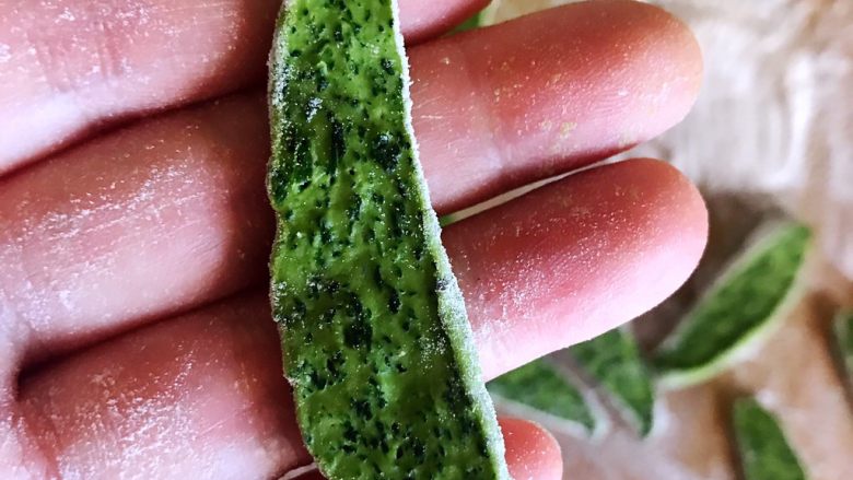 菠菜驴蹄子面,切成大约两毫米的面片(厚度根据自己喜好,当然不能太厚哦)。