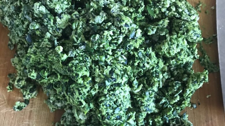 菠菜驴蹄子面,剁到菠菜汁浸出,粘手状态。