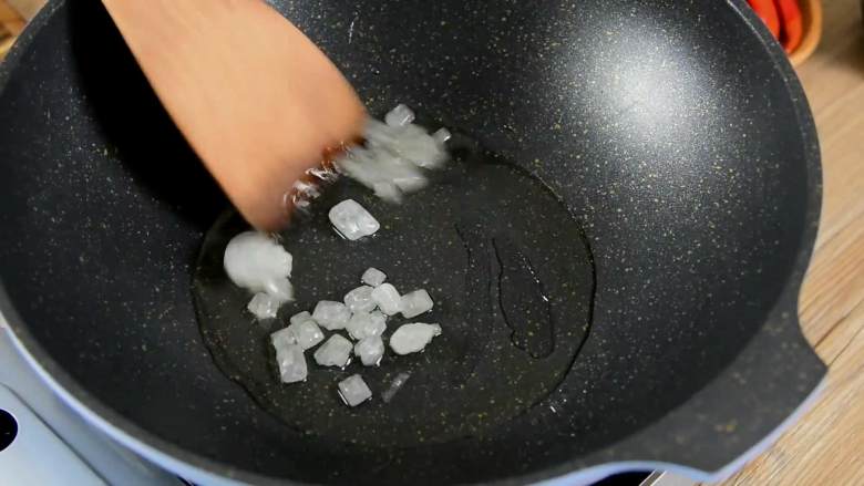 红烧排骨炖土豆—这样炖的排骨我能吃一锅,热锅冷油,下冰糖,小火慢慢炒出糖色。