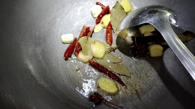 节节香,锅内放入少许色拉油,把大料下锅煸香,用小火慢慢煸。