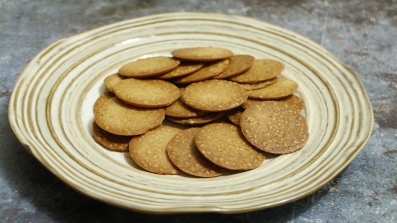 蛋白脆饼,口感非常酥脆，制作超级简单，比外面卖的要更健康可口