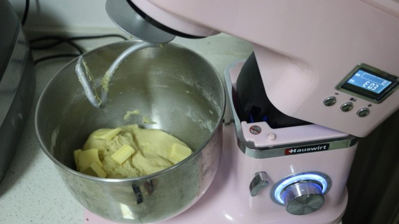 自制吐司片,将所有食材放入厨师机桶内,揉成面团后加入软化好的<a style='color:red;display:inline-block;' href='/shicai/ 887'>黄油</a>,再揉10分钟。
