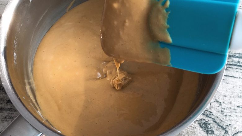 咖啡奶油蛋糕,再用刮刀翻拌均匀,尤其是壁上的粉类。