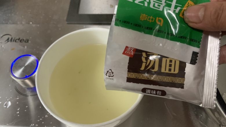 烤肠鸡蛋麻辣牛骨汤面,煮菜的水倒入方便面的调料。