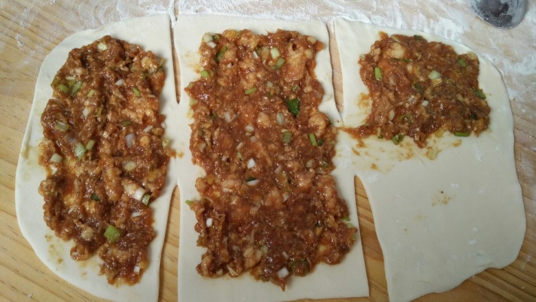 千层肉饼,如图抹上肉馅(均匀)