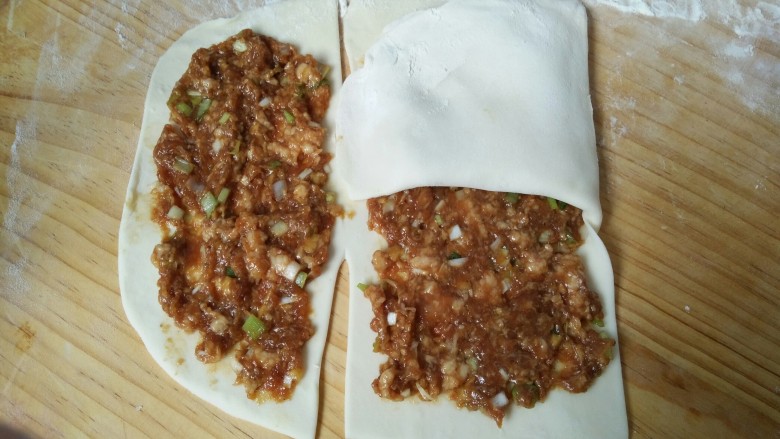 千层肉饼,一次往一边折,如图