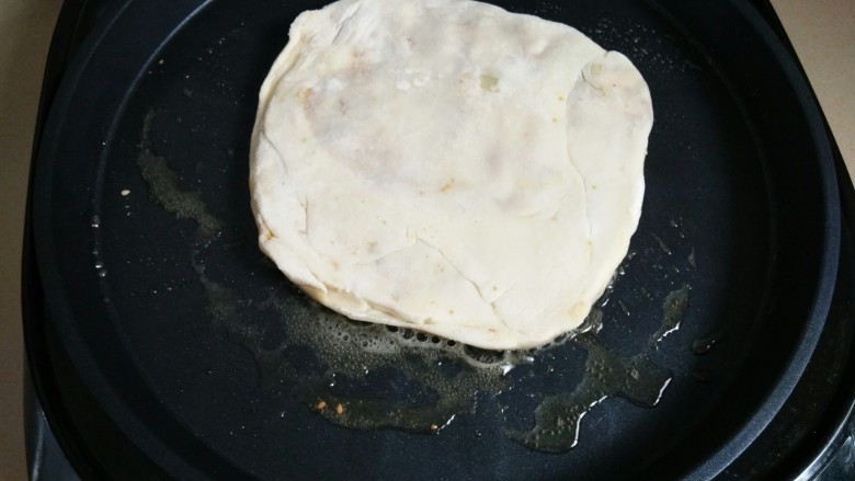 千层肉饼,这样就可以烙饼了:饼铛油要烧热