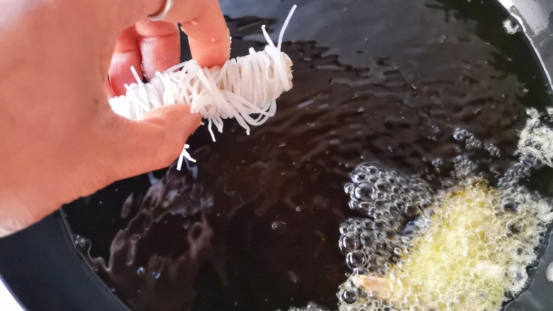 千丝万缕虾,锅中宽油,烧至5成热后,将虾下油锅。(用筷子下油锅,筷子边上开始冒小泡泡的状态)