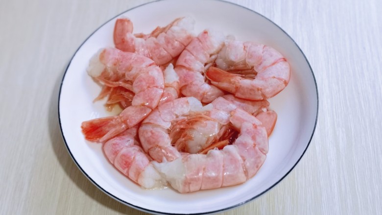 红虾尾这样做味道太赞了,去除虾线的红虾尾清洗干净,加入<a style='color:red;display:inline-block;' href='/shicai/ 718'>料酒</a>腌制15分钟。