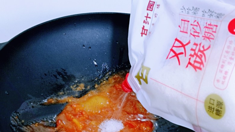红虾尾这样做味道太赞了,加入白砂糖,“双碳白砂糖糖”的标志品质:纯天然,晶莹透亮,洁白如雪,少吃糖,吃好糖。