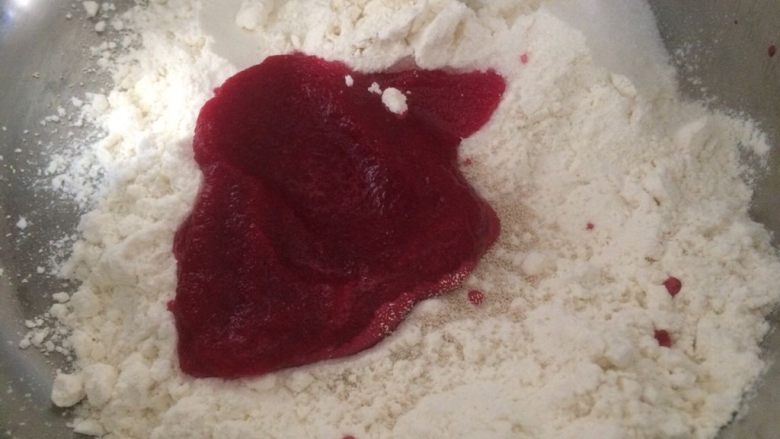 不怕吃坏牙的棒棒糖,粉色面团:100克面粉+50克甜菜根泥+50克水+8克糖+1克酵母,同样揉成光滑的面团,包上保鲜膜,放温暖处发酵至两倍大;