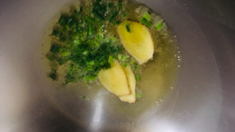 青蒜炒肉,烧至五成热时放入葱姜爆香