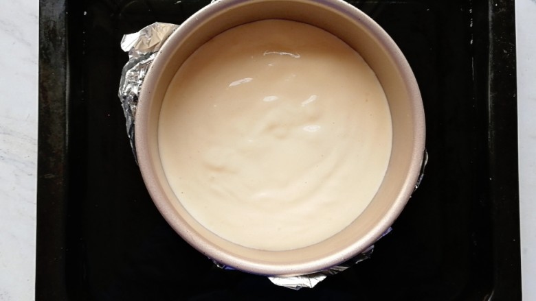 淡奶油蛋糕(水浴法),6寸模具裹上一层锡纸,倒入蛋糕糊,倒入烤盘,烤盘内倒入2cm左右的清水