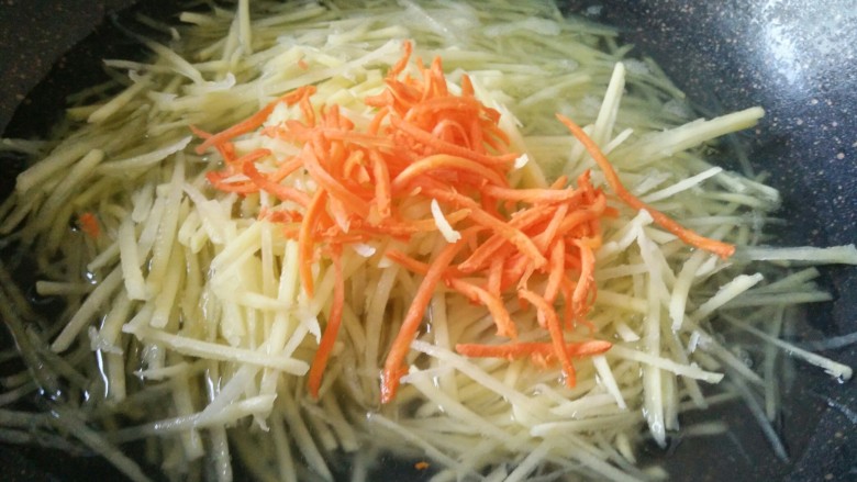 鱼香土豆丝,同时切一点点<a style='color:red;display:inline-block;' href='/shicai/ 25'>胡萝卜</a>丝放进去一起焯水