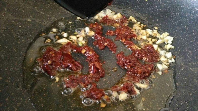 鱼香土豆丝,放豆瓣酱小火炒出红油