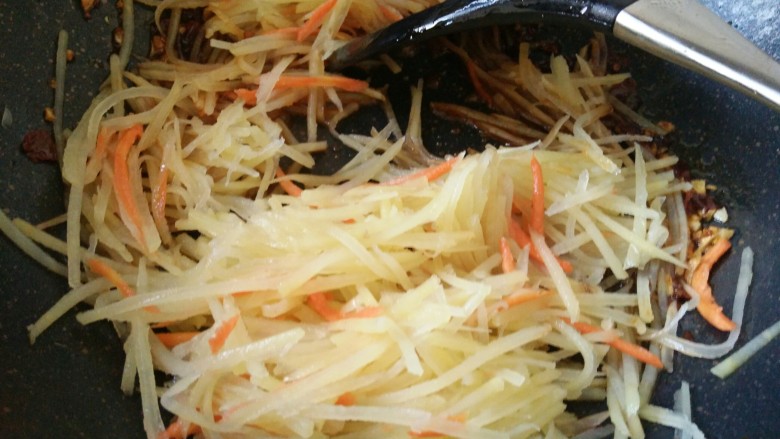 鱼香土豆丝,直接放入土豆丝炒匀