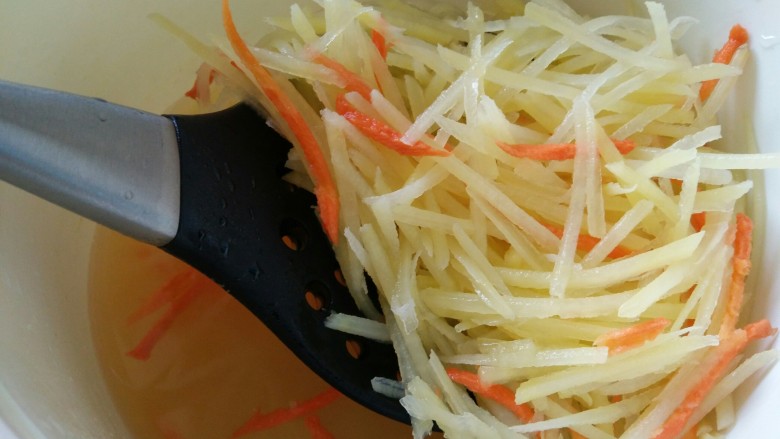 鱼香土豆丝,放凉水中拔凉(控水)