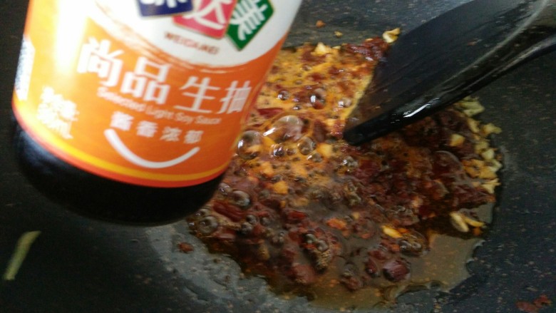 鱼香土豆丝,加少许<a style='color:red;display:inline-block;' href='/shicai/ 788'>生抽</a>炒匀