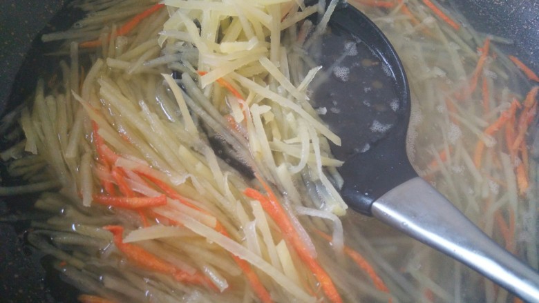 鱼香土豆丝,到中状态:土豆丝变软变透明状,就可以捞出
