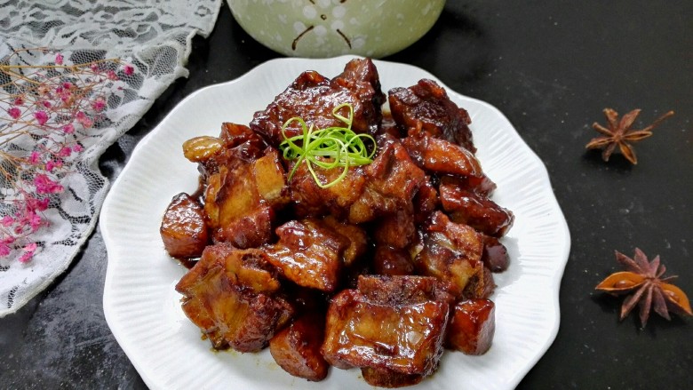 土豆烧排骨,拍上成品图,一盘美味的土豆烧排骨就完成了,土豆带着肉香太赞了