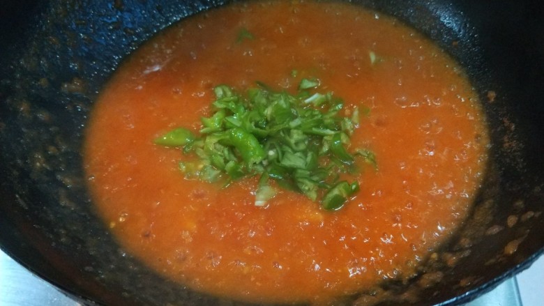 新文美食  番茄打卤菠菜面,加入螺丝椒炒均匀，加入适量盐，最后放入香菜炒均匀即可。