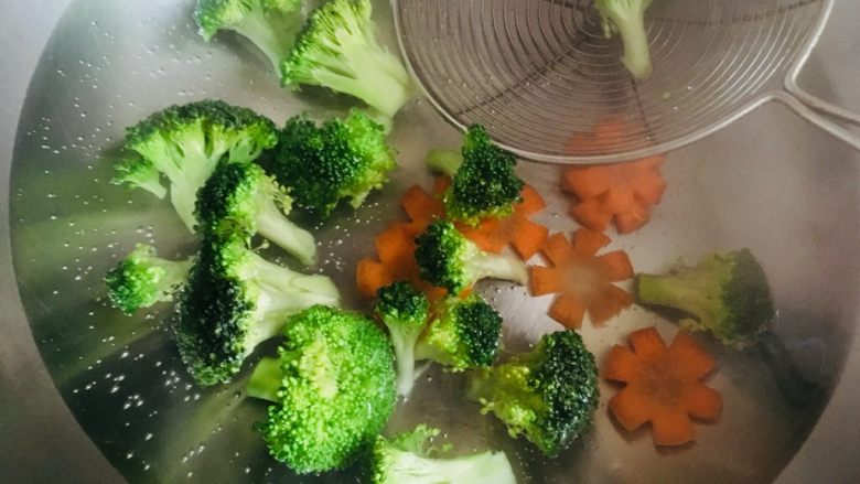 肥牛饭,水烧开,西兰花、胡萝卜焯水至断生