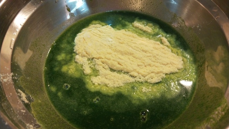 新文美食 菠菜红枣发糕,加入适量100<a style='color:red;display:inline-block;' href='/shicai/ 6139'>玉米粉</a>。