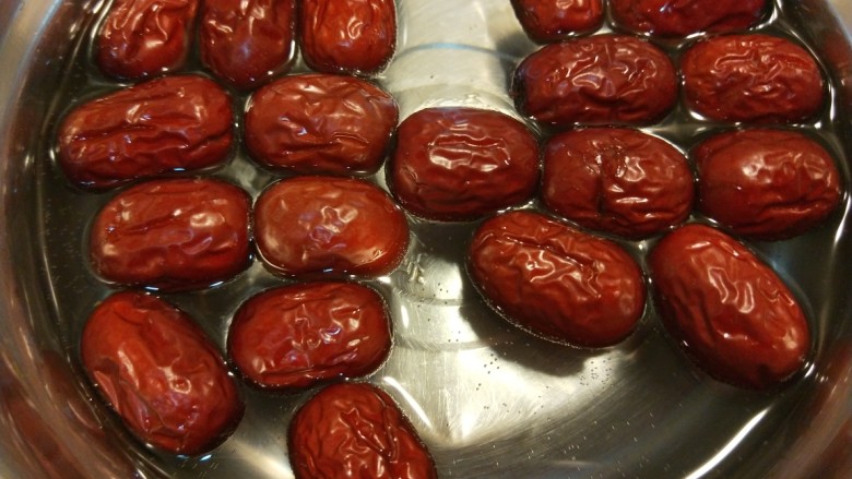 新文美食 菠菜红枣发糕,<a style='color:red;display:inline-block;' href='/shicai/ 2470'>红枣</a>提前一小时泡上。