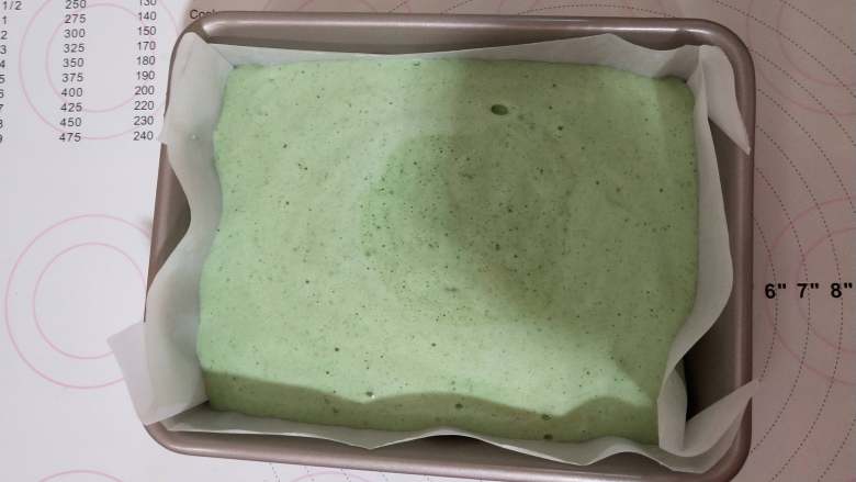 抹茶荔枝慕斯蛋糕,拌好的蛋糕糊倒入学厨9寸不沾烤盘中,轻磕几下震出大气泡