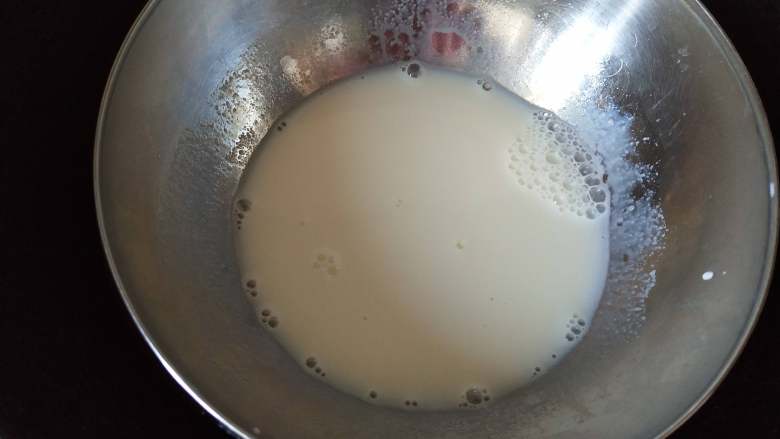 抹茶荔枝慕斯蛋糕,牛奶趁热倒入泡好的吉利丁粉,搅拌至吉利丁完全溶解到牛奶中