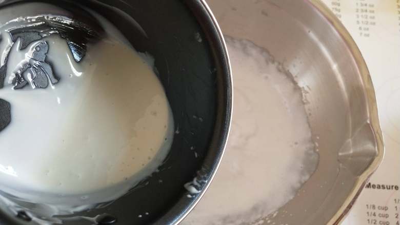 抹茶荔枝慕斯蛋糕,将融化好的白巧克力倒入淡奶油中,翻拌均匀