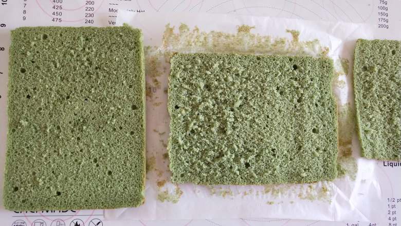 抹茶荔枝慕斯蛋糕,【抹茶荔枝慕斯】
晾凉的抹茶蛋糕撕去油纸,用刀片成3片!