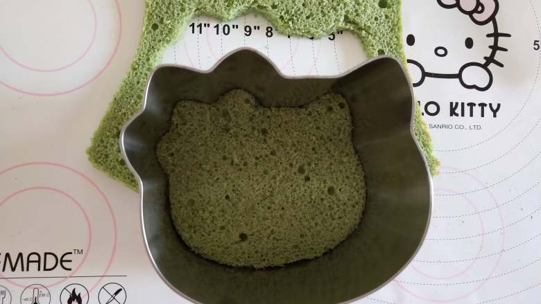 抹茶荔枝慕斯蛋糕,用学厨kitty慕斯圈切成kitty的蛋糕片(一片蛋糕可以切成两片!三片蛋糕片一共切了6片kitty!我的蛋糕片切得算是比较薄,我只用了四片)
