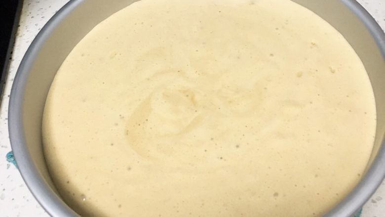 10寸咖啡戚风蛋糕,蛋糕糊倒入10寸的圆模,震几下消泡。
