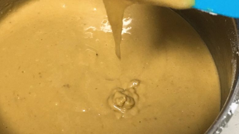 10寸咖啡戚风蛋糕,再用刮刀沿着圆壁翻拌一下,蛋黄糊应该是浓稠,但可以流动的一种。